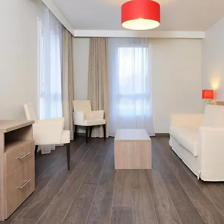 Residhome Paris-guyancourt 3*